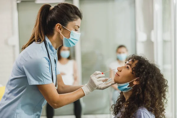 Una Enfermera Toma Una Muestra Nariz Una Adolescente Afroamericana Prueba — Foto de Stock