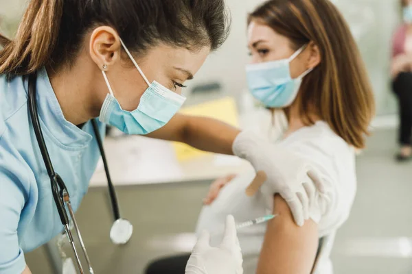 Nurse Giving Vaccine Pregnant Woman Due Coronavirus Pandemic — Stock Photo, Image