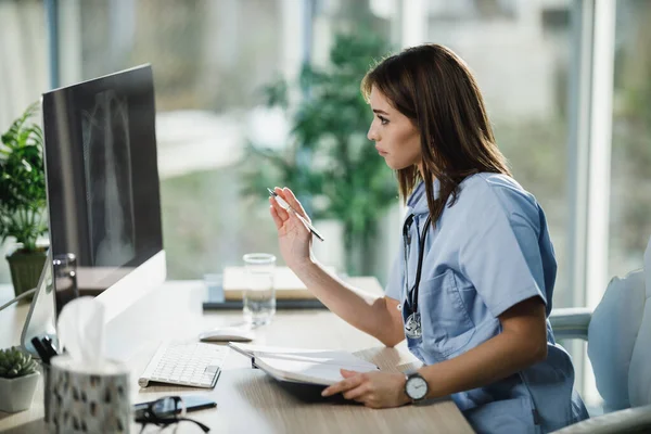 Attraktiv Ung Kvinnlig Sjuksköterska Sitter Ensam Vid Sitt Skrivbord Sjukhuset — Stockfoto