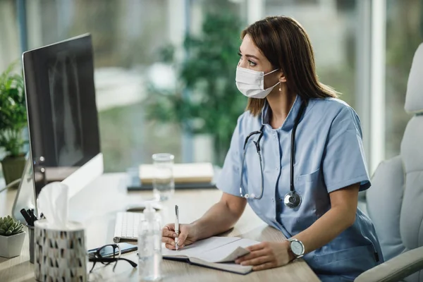 Jonge Vrouwelijke Verpleegster Met Beschermend Gezichtsmasker Die Röntgenfoto Analyseert Een — Stockfoto