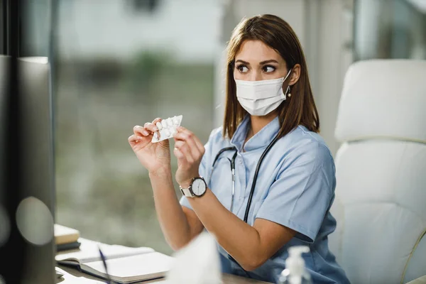 Eine Junge Krankenschwester Telefoniert Während Der Covid Pandemie Mit Einer — Stockfoto