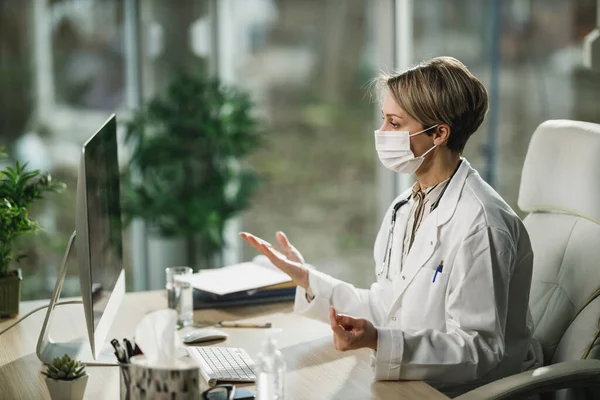 Een Vrouwelijke Arts Met Beschermend Gezichtsmasker Die Online Werkt Haar — Stockfoto