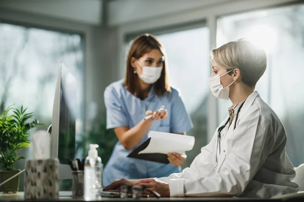 Aufnahme Einer Ärztin Und Einer Jungen Krankenschwester Die Gemeinsam Sprechzimmer — Stockfoto