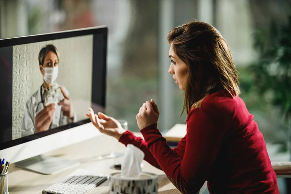 Skjuten Ung Kvinna Som Har Online Konsultation Med Hennes Läkare — Stockfoto