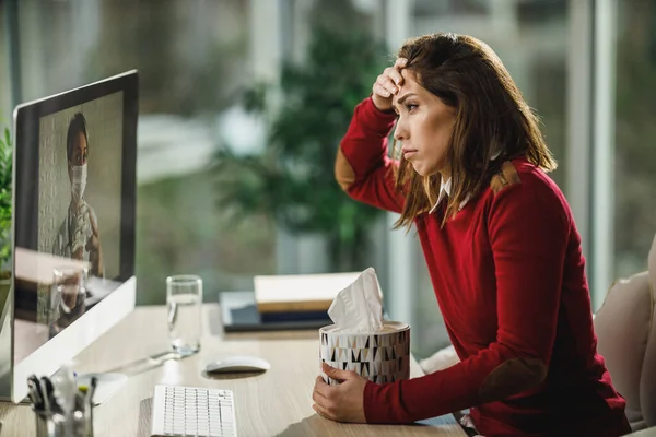 Skjuten Ung Kvinna Som Har Online Konsultation Med Hennes Läkare — Stockfoto