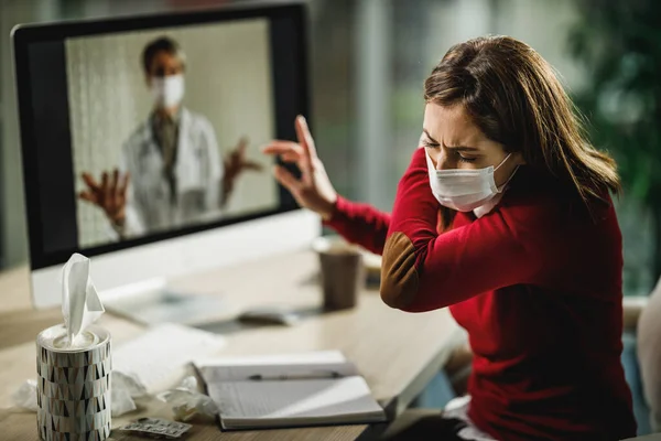 Schot Van Een Jonge Vrouw Hoest Bij Elleboog Tijdens Een — Stockfoto