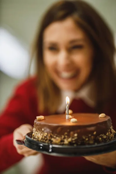 Przycięte Ujęcie Uśmiechniętej Kobiety Trzymającej Tort Urodzinowy Świeczkami Mającej Internetową — Zdjęcie stockowe