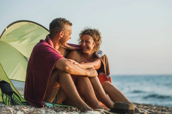 Una Joven Pareja Cariñosa Divirtiéndose Playa Disfrutando Puesta Sol Envuelta — Foto de Stock