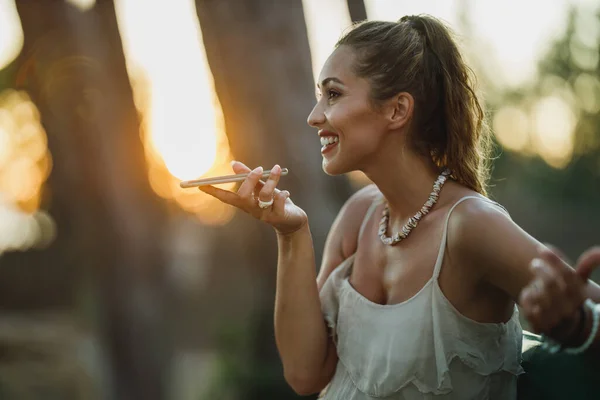 Jovem Mulher Feliz Falando Mensagem Voz Smartphone Enquanto Desfruta Férias — Fotografia de Stock