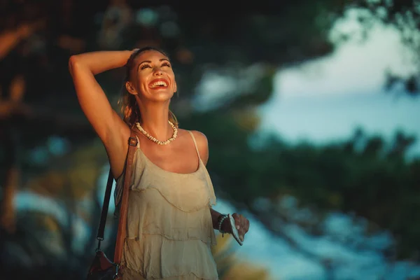 一位快乐的年轻女子在地中海附近的松林中散步 享受暑假 — 图库照片