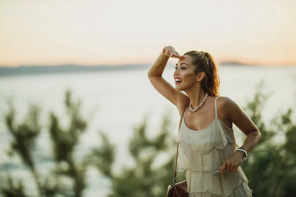 地中海の素晴らしい海辺を探索しながら 夏休みを楽しむ魅力的な若い女性 — ストック写真