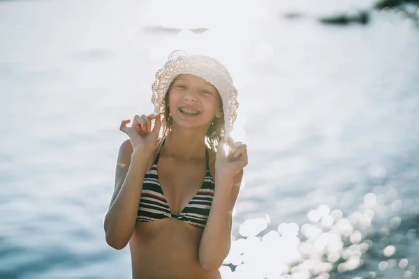 Retrato Una Atractiva Adolescente Divertirse Posar Playa Mirando Cámara —  Fotos de Stock