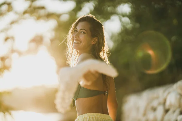 Una Joven Atractiva Divirtiéndose Sintiéndose Juguetona Mientras Pasa Día Verano —  Fotos de Stock