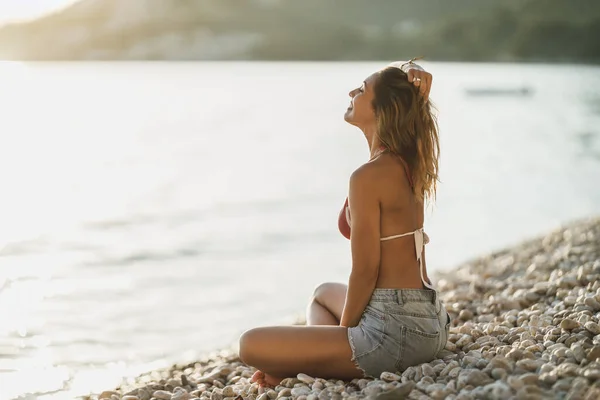 Joven Mujer Feliz Sentada Disfrutando Playa Día Verano —  Fotos de Stock
