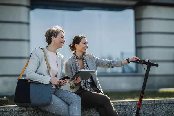 Dijital Tablet Kullanan Iki Başarılı Kadını Ofis Binasının Önünde Kısa — Stok fotoğraf