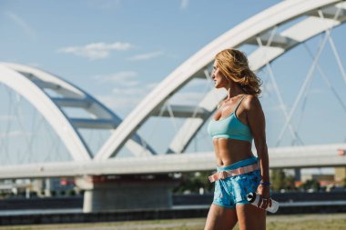 Yetişkin koşan kadın dışarıda egzersiz yapıyor. Sıkı eğitimden sonra çok yoruldu..