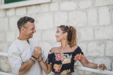 Mutlu çift eski Akdeniz şehrinde yaz gününü geçirirken eğleniyor..