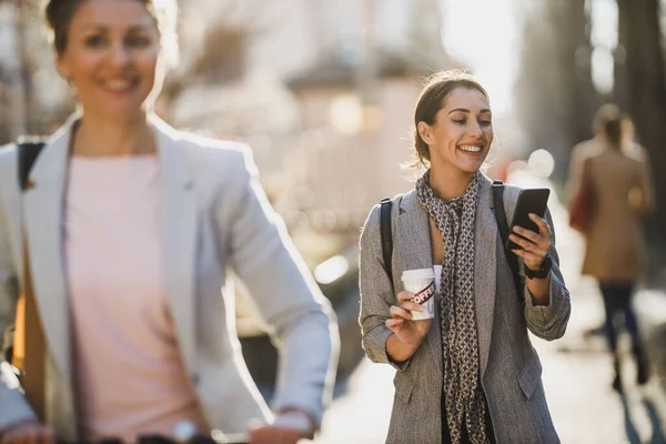 Een Jonge Zakenvrouw Met Een Smartphone Een Koffiepauze Straat — Stockfoto