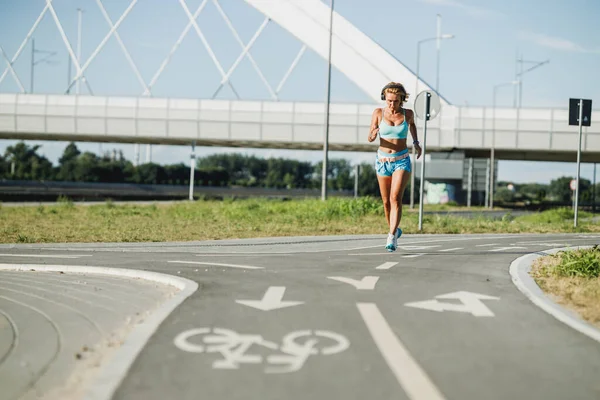 Adulto Corriendo Ejercicio Mujer Aire Libre Ella Corriendo Paseo Fluvial —  Fotos de Stock