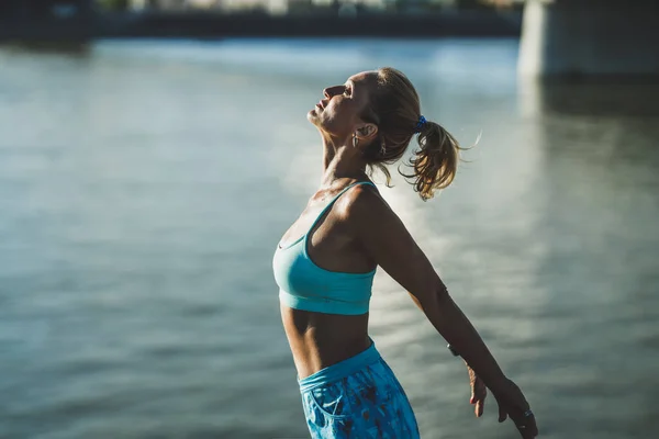 Deportista Mediana Edad Haciendo Ejercicios Estiramiento Mientras Calienta Para Entrenamiento — Foto de Stock