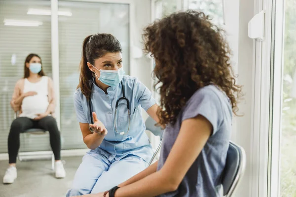 Infirmière Parlant Une Adolescente Afro Américaine Dans Une Salle Attente — Photo