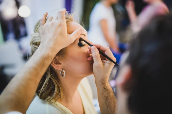 Artista Maquillaje Masculino Aplicando Sombra Ojos Ojo Modelo Enfoque Selectivo — Foto de Stock