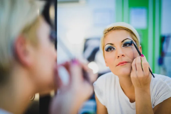 Portrét Nádherné Ženy Nanášení Make Před Zrcadlem Salonu Krásy — Stock fotografie