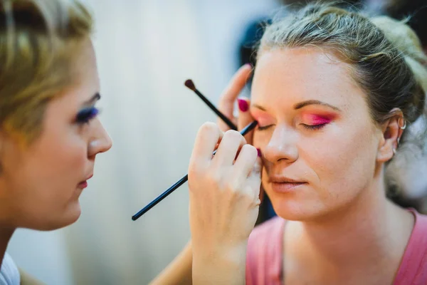 Artista Maquiagem Feminina Aplicando Sombra Olho Modelo Foco Seletivo — Fotografia de Stock