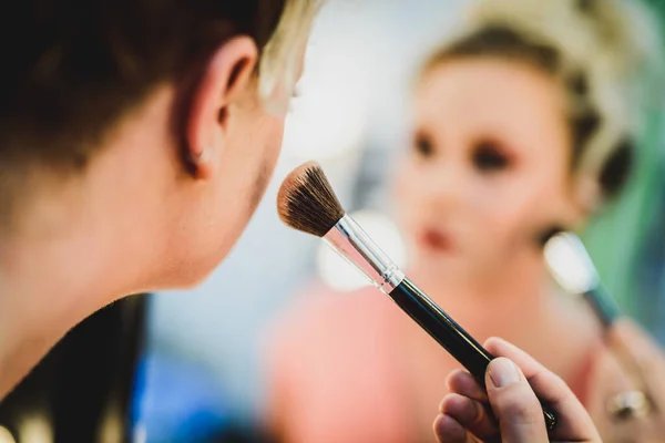 Οπίσθια Όψη Γυναίκας Που Εφαρμόζει Φυσικό Μακιγιάζ Μπροστά Στον Καθρέφτη — Φωτογραφία Αρχείου