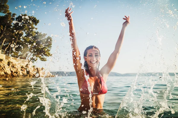 Una Joven Atractiva Divirtiéndose Salpicando Agua Del Mar Ella Disfrutando — Foto de Stock
