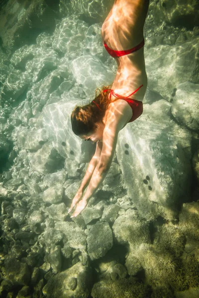 Eine Schöne Junge Frau Hat Spaß Sommerurlaub Beim Tauchen Meer — Stockfoto