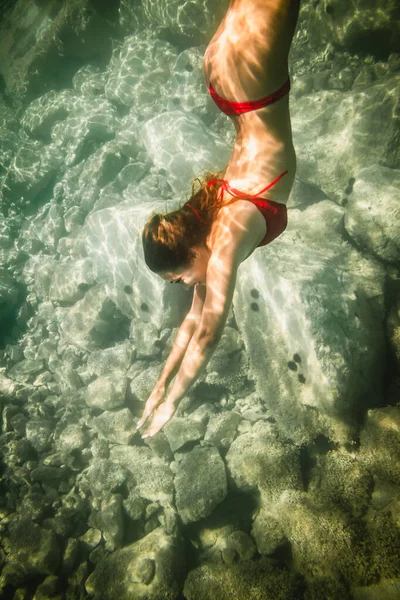 Uma Bela Jovem Está Divertindo Nas Férias Verão Explorando Fundo — Fotografia de Stock