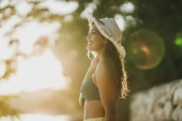 Безтурботний Жінка Сонячним Капелюхом Збирається Гуляти Пляжі Літній День — стокове фото