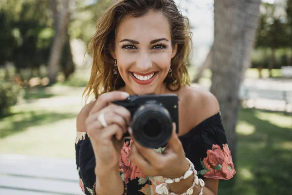 Jovem Mulher Sorridente Tirando Fotos Com Sua Câmera Digital Olhando — Fotografia de Stock