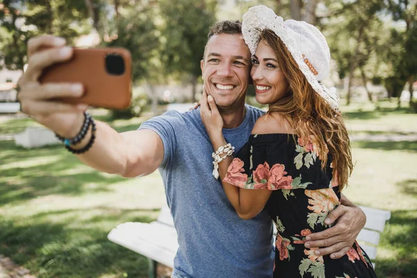 Mladý Usmívající Pár Dělat Selfie Jejich Smartphone Zatímco Těší Letní — Stock fotografie