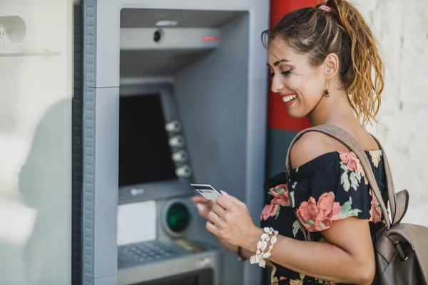 Vista Lateral Uma Mulher Enquanto Retira Dinheiro Máquina Atm — Fotografia de Stock