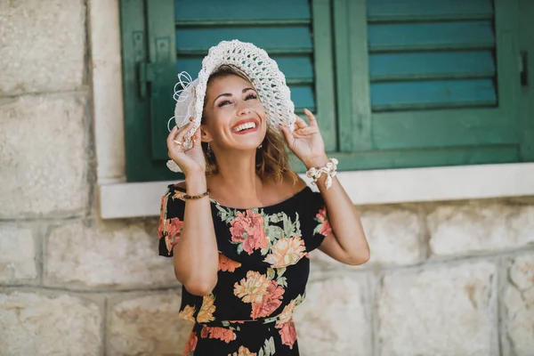 Uma Jovem Mulher Feliz Vestindo Vestido Verão Chapéu Verão Frente — Fotografia de Stock