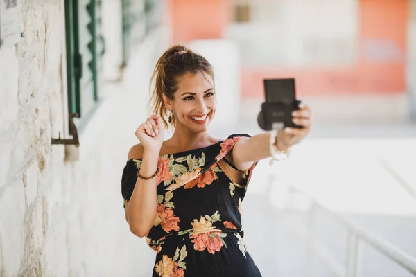 Jovem Mulher Sorridente Posando Para Fotos Selfie Enquanto Desfruta Dia — Fotografia de Stock