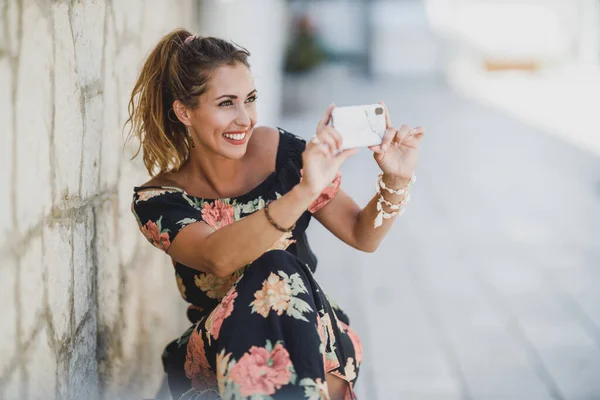 Uma Jovem Mulher Sorrindo Tirar Fotos Com Seu Smartphone Enquanto — Fotografia de Stock