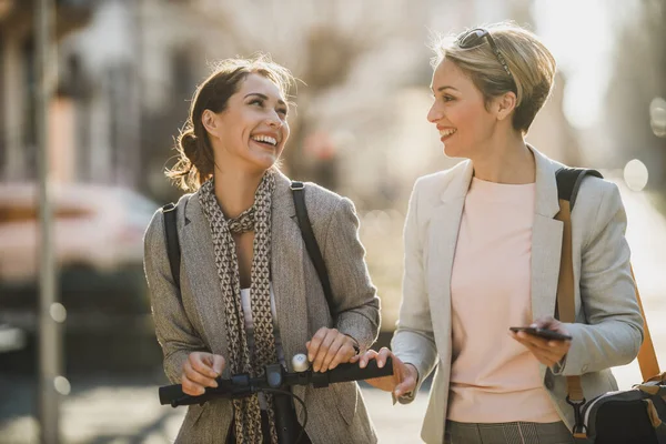 Due Donne Affari Successo Chat Mentre Passeggiano Città — Foto Stock