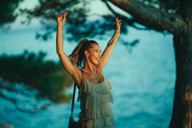 Neşeli genç bir kadın tatilde eğleniyor ve Akdeniz kıyısını keşfediyor..