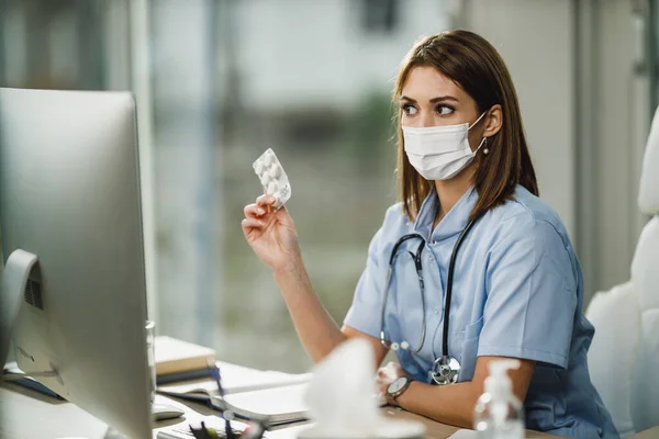 Eine Junge Krankenschwester Telefoniert Während Der Coronavirus Pandemie Mit Einer — Stockfoto