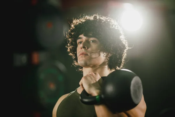 Hombre Musculoso Está Haciendo Entrenamiento Duro Con Kettlebell Gimnasio —  Fotos de Stock