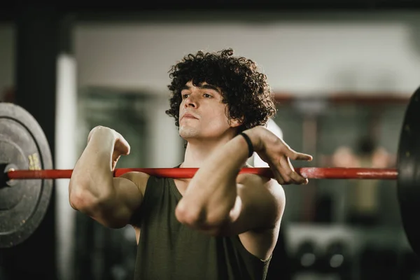 Joven Musculoso Está Haciendo Entrenamiento Duro Con Barra Gimnasio —  Fotos de Stock