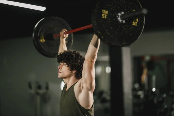 Joven Musculoso Está Haciendo Entrenamiento Duro Con Barra Gimnasio —  Fotos de Stock