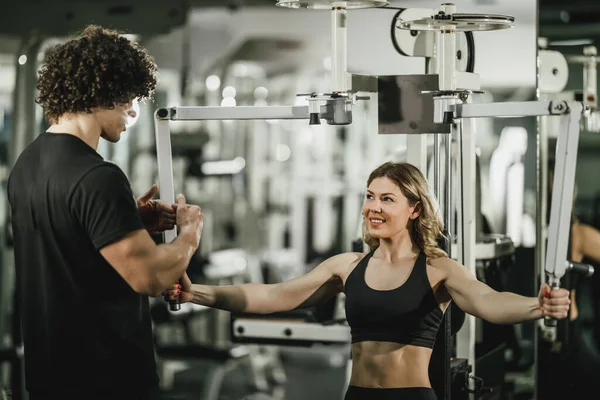 Una Giovane Donna Muscolosa Sta Facendo Allenamento Macchina Supportata Allenatore — Foto Stock