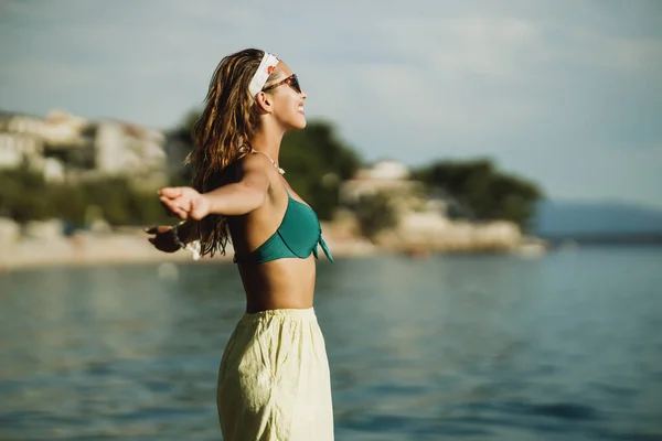 Una Atractiva Joven Bikini Divierte Playa Disfruta Unas Vacaciones Verano —  Fotos de Stock