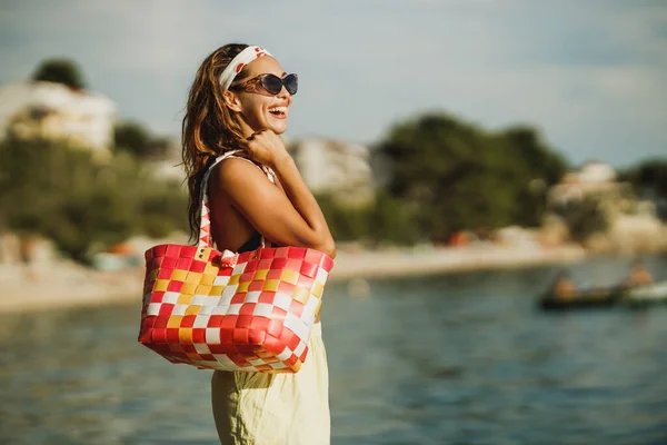 Een Aantrekkelijke Jonge Vrouw Bikini Heeft Plezier Het Strand Geniet — Stockfoto