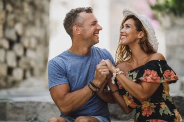 Gülümseyen çift Akdeniz 'de eğleniyor ve yaz tatilinin tadını çıkarıyor..