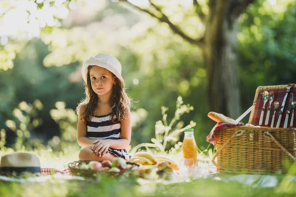 Cute Uśmiechnięta Dziewczynka Siedzi Trawie Ciesząc Się Piknik Dzień Parku — Zdjęcie stockowe